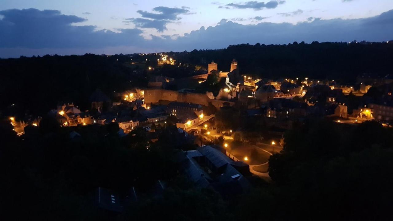 Mercier De Montigny - Les Chambres Du Beffroi - Spa Et Massage Fougères Exterior foto
